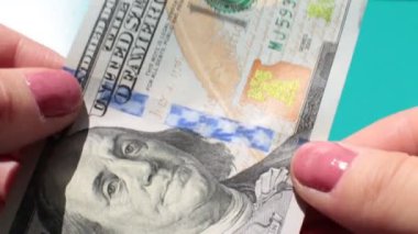 100 dolarlık banknotlar. Çok para.