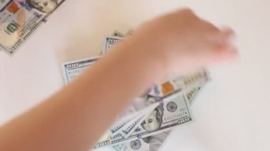 100 dolarlık banknotlar. Çok para.