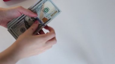 100 dolarlık banknotlar. Çok para.