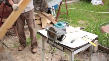 Erkek tahtalarla çalışır.