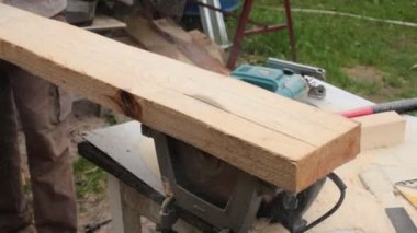 Erkek tahtalarla çalışır.