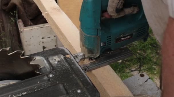 Męska Praca Deskami Drewnianymi — Wideo stockowe