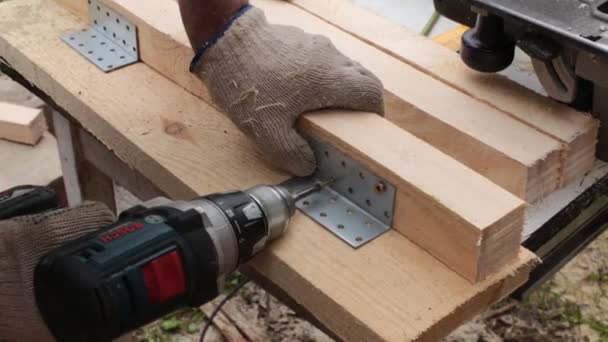 Trabajo Masculino Con Tablas Madera — Vídeo de stock