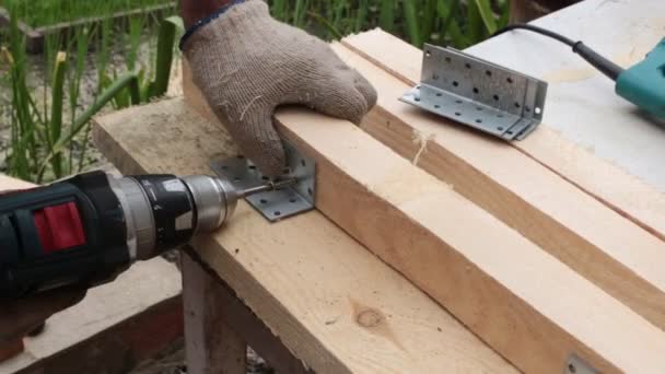 Trabajo Masculino Con Tablas Madera — Vídeo de stock