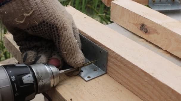 Trabajo Masculino Con Tablas Madera — Vídeo de stock