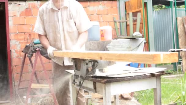 Trabajo Masculino Con Tablas Madera — Vídeos de Stock