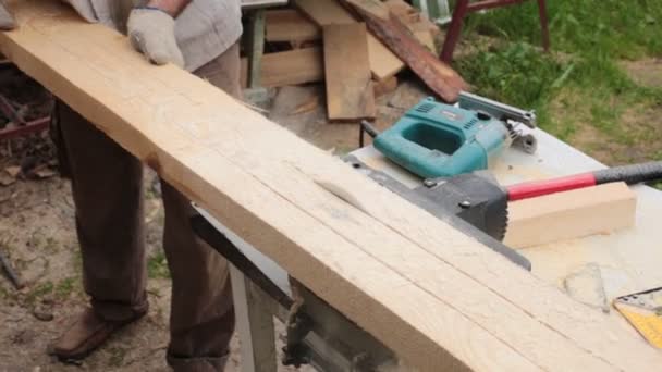 Trabajo Masculino Con Tablas Madera — Vídeo de stock