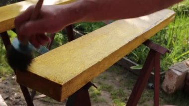 İnşaat tahtalarının hazırlanması, insanların elleri tahta kirişlerle çalışır.