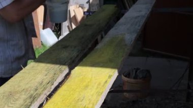 İnşaat tahtalarının hazırlanması, insanların elleri tahta kirişlerle çalışır.