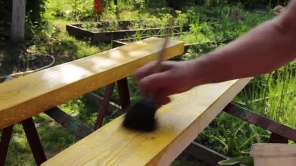 Vorbereitung Von Brettern Für Den Bau Männerhände Arbeiten Mit Holzbalken — Stockvideo