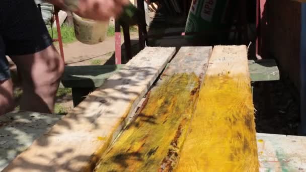 建設のための板の準備 木製の梁と男性の手の作業 — ストック動画