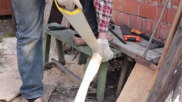 Vorbereitung Von Brettern Für Den Bau Männerhände Arbeiten Mit Holzbalken — Stockvideo