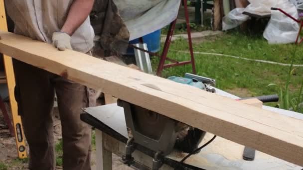 Przygotowanie Desek Budowy Męskie Dłonie Pracują Drewnianymi Belkami — Wideo stockowe