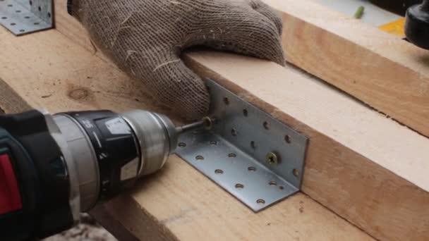 Preparação Placas Para Construção Trabalho Mãos Homens Com Vigas Madeira — Vídeo de Stock