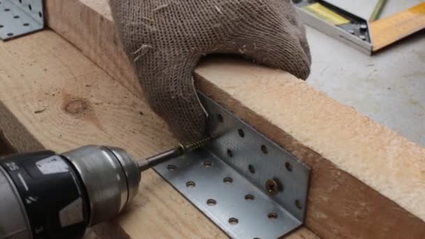 Persiapan Papan Untuk Konstruksi Tangan Pria Bekerja Dengan Balok Kayu — Stok Video
