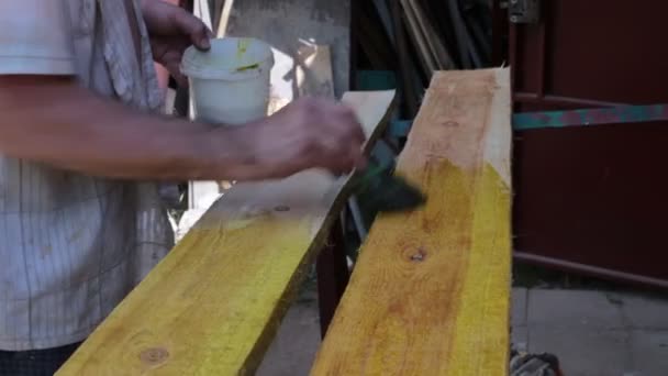 Deszkák Előkészítése Építkezéshez Férfi Kéz Gerendákkal Dolgozik — Stock videók