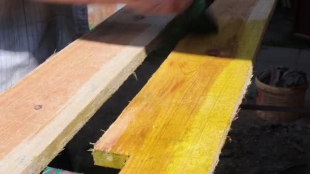 Vorbereitung Von Brettern Für Den Bau Männerhände Arbeiten Mit Holzbalken — Stockvideo