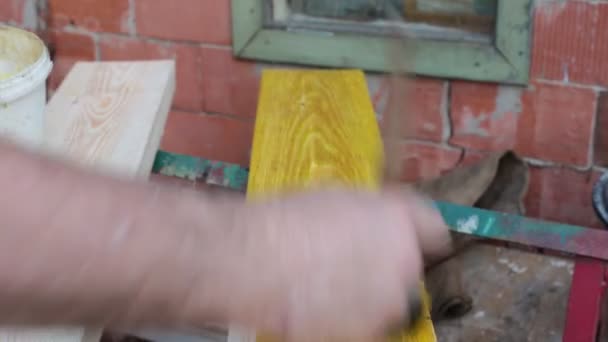 Προετοιμασία Σανίδων Για Κατασκευές Εργασία Ανδρικών Χεριών Ξύλινα Δοκάρια — Αρχείο Βίντεο