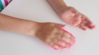 Eller kız moda salgısı oynar