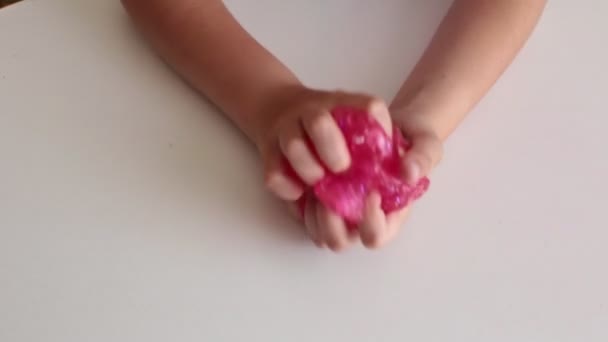 手女孩玩时尚界黏液 — 图库视频影像