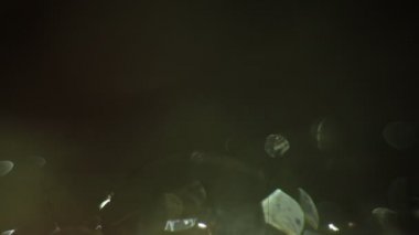 Soyut makro video arka plan sabun köpükleri, parlayan cam parçaları, parıldayan güneş ışınlı buz.