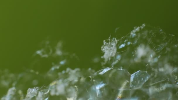 摘要宏观视频背景 肥皂泡 闪闪发光的玻璃碎片 闪烁着阳光的冰 — 图库视频影像