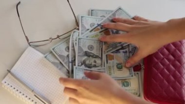 100 dolarlık banknotlar halinde bir sürü para, beyaz arka planda para saymak.