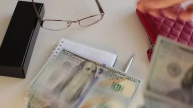 100 dolarlık banknotlar halinde bir sürü para, beyaz arka planda para saymak.