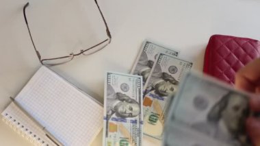 100 dolarlık banknotlar halinde bir sürü para, beyaz arka planda para saymak.