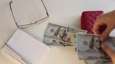100 dolarlık banknotlar halinde bir sürü para, beyaz arka planda para saymak.