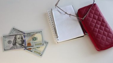 100 dolarlık banknotlar halinde bir sürü para, beyaz arka planda para saymak.