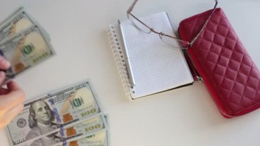 100 dolarlık banknotlar halinde bir sürü para, beyaz arka planda para saymak.
