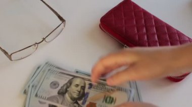 100 dolarlık banknotlar halinde bir sürü para, beyaz arka planda para saymak.