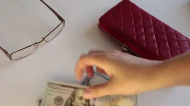 100 dolarlık banknotlar halinde bir sürü para, beyaz arka planda para saymak.