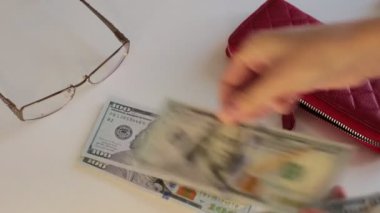 100 dolarlık banknotlar halinde bir sürü para, beyaz arka planda para saymak.