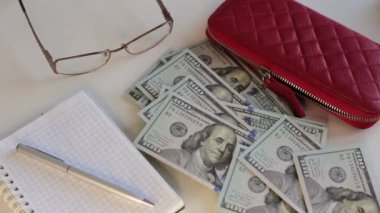 100 dolarlık banknotlar halinde bir sürü para, beyaz arka planda para saymak.
