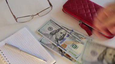 100 dolarlık banknotlar halinde bir sürü para, beyaz arka planda para saymak.