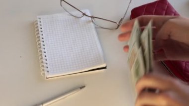 100 dolarlık banknotlar halinde bir sürü para, beyaz arka planda para saymak.