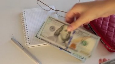 100 dolarlık banknotlar halinde bir sürü para, beyaz arka planda para saymak.
