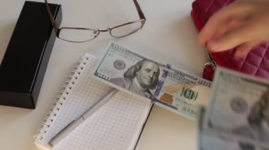 100 dolarlık banknotlar halinde bir sürü para, beyaz arka planda para saymak.