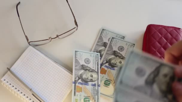 Monte Dinheiro Notas 100 Dólares Contando Dinheiro Fundo Branco — Vídeo de Stock