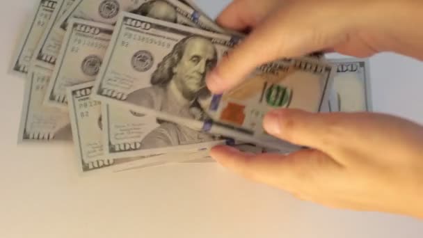 100 Dolarlık Banknotlar Halinde Bir Sürü Para Beyaz Arka Planda — Stok video