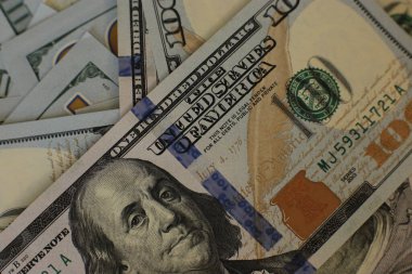 100 dolarlık banknotlar halinde yüklü miktarda nakit.
