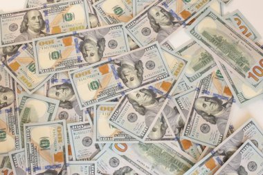 100 dolarlık banknotlar halinde yüklü miktarda nakit.