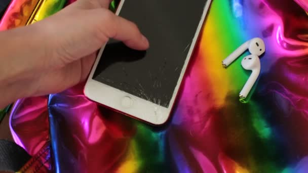 Зламаний Екран Телефону Розбите Скло Багато Дрібних Фрагментів — стокове відео