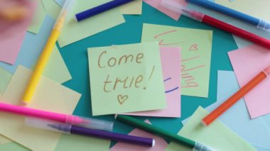 Çok renkli kağıt parçalarının yardımı ile fal bakımı ilginç tahminler