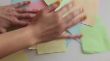 Çok renkli kağıt parçalarının yardımı ile fal bakımı ilginç tahminler