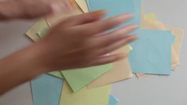 Çok renkli kağıt parçalarının yardımı ile fal bakımı ilginç tahminler