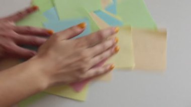 Çok renkli kağıt parçalarının yardımı ile fal bakımı ilginç tahminler