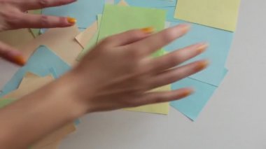 Çok renkli kağıt parçalarının yardımı ile fal bakımı ilginç tahminler